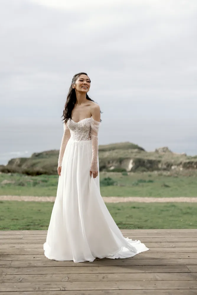 Bild 2 des Brautkleides Adore - #11410 | Aurelia (auf Wunsch auch mit Ärmeln)