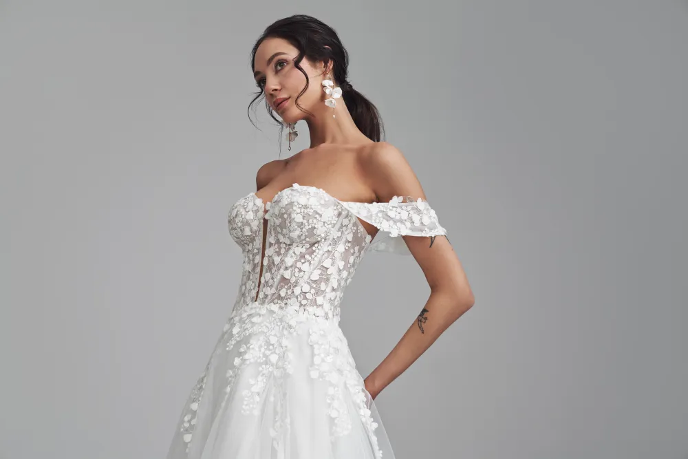 Bild 1 des Brautkleides Annais Bridal - Carmelita mit Cape Cape (& alternativ mit Trägern