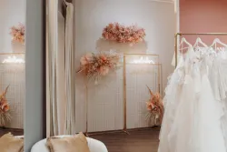 maleika Brautboutique Eindrücke und Bildimpressionen mit Brautkleid und Accessoires und Standesamtmode auf der Königstraße in Krefeld in NRW