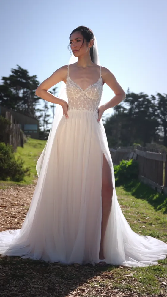 Vorschaubild des Videos zum Brautkleid Adore - #11412 | Willow