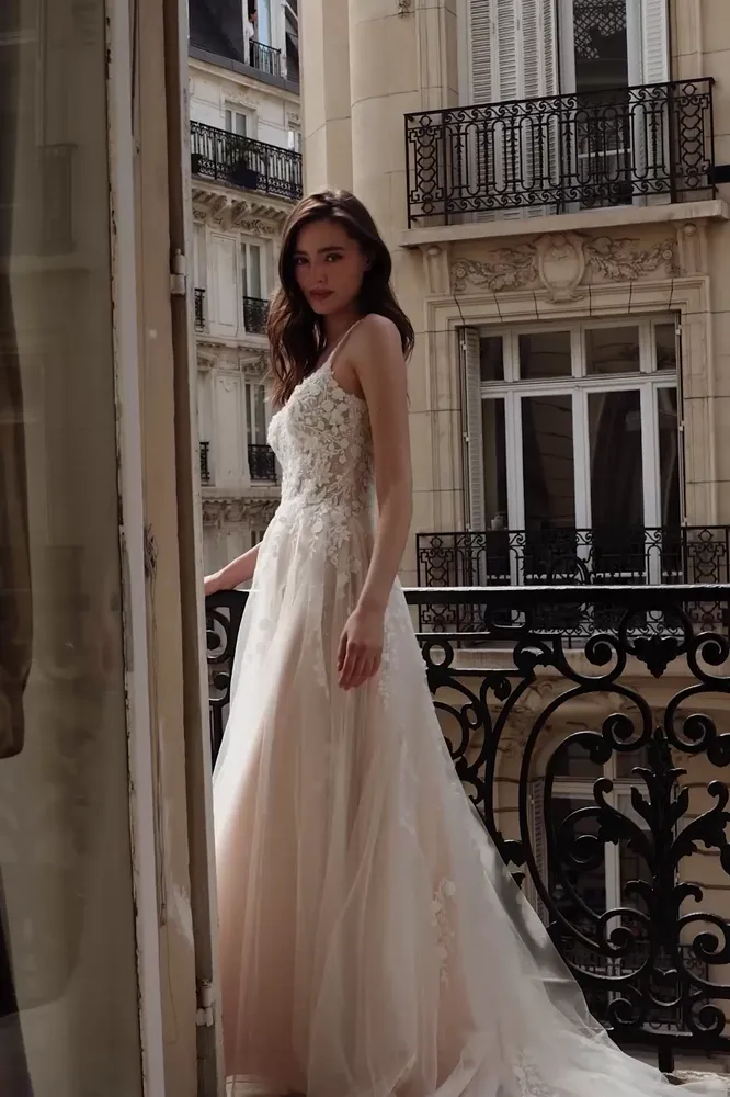 Vorschaubild des Videos zum Brautkleid Adore - #11444 | Fleur