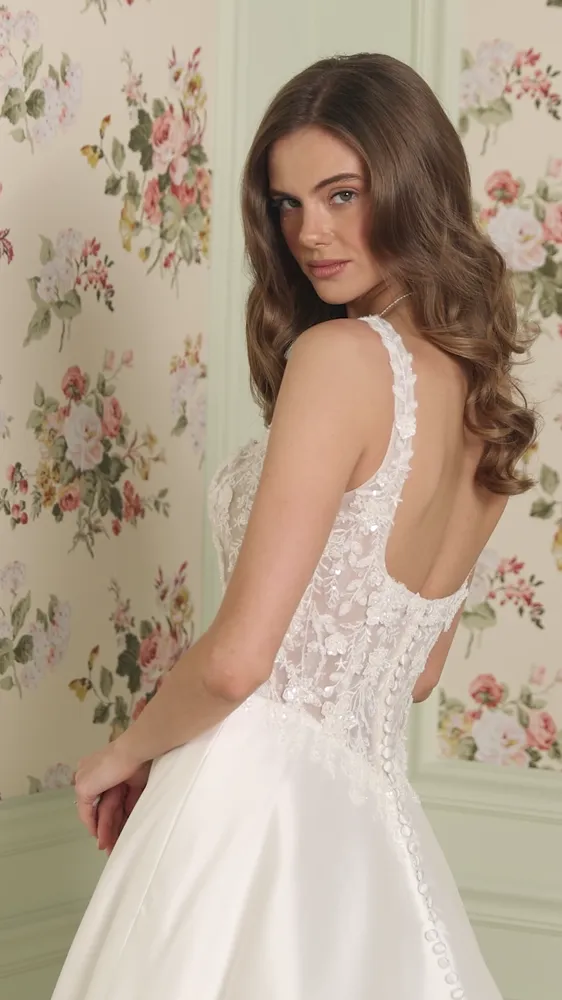 Vorschaubild des Videos zum Brautkleid Adore - #11464 | Florence