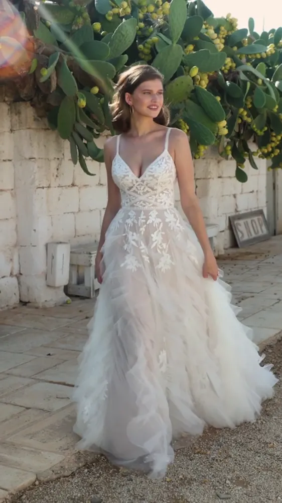 Vorschaubild des Videos zum Brautkleid Lillian West - #66407